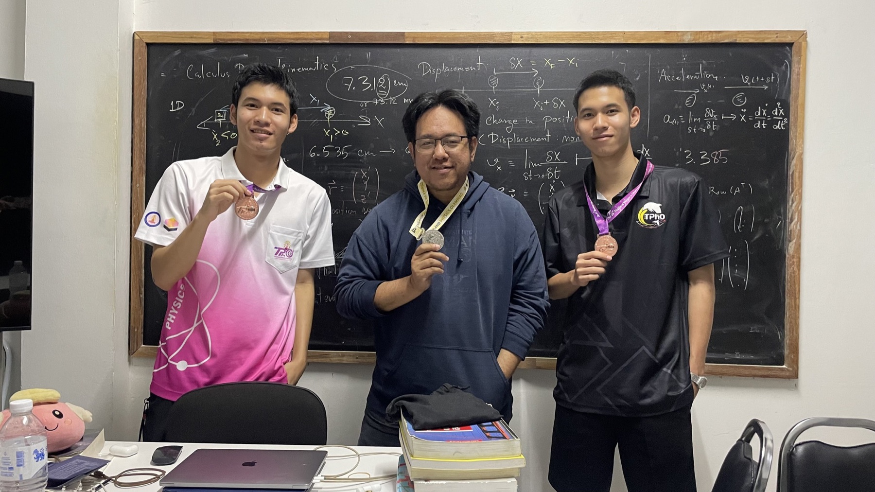 LearnKub physics class with teacher and students